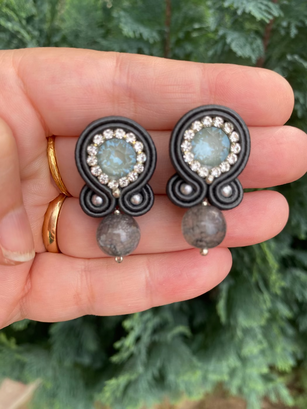 Orecchini mini con Cristallini Swarovski e pietra dura toni grigi