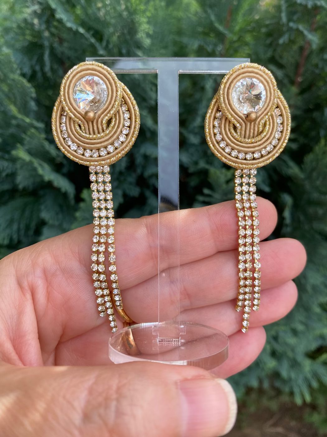 Orecchini a bottone con catene strass pendenti