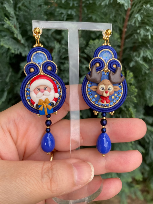 Orecchini medi Babbo Natale con pacchetto e Rudolph blu