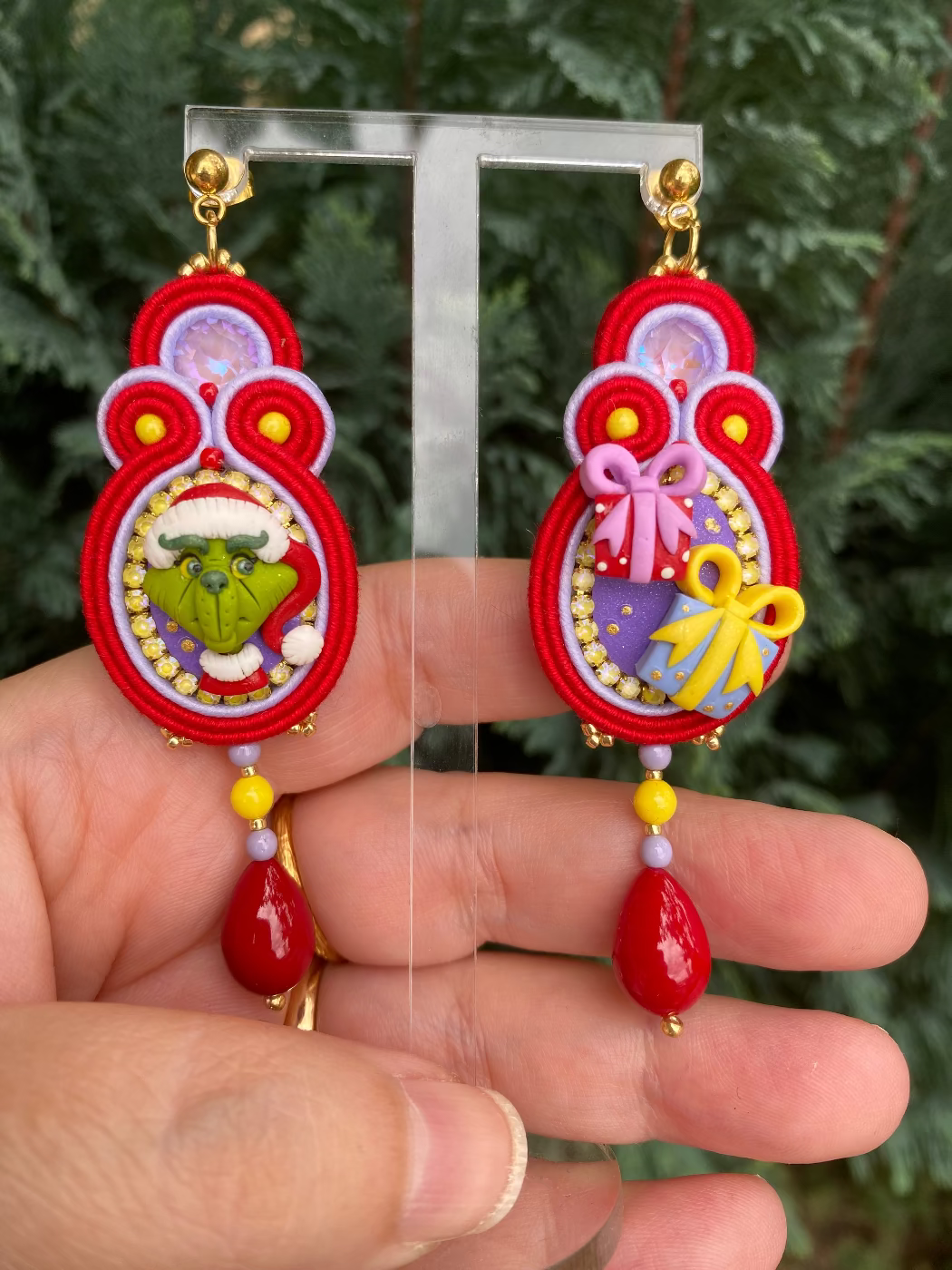 Orecchini medi Grinch e pacchetti versione rossa