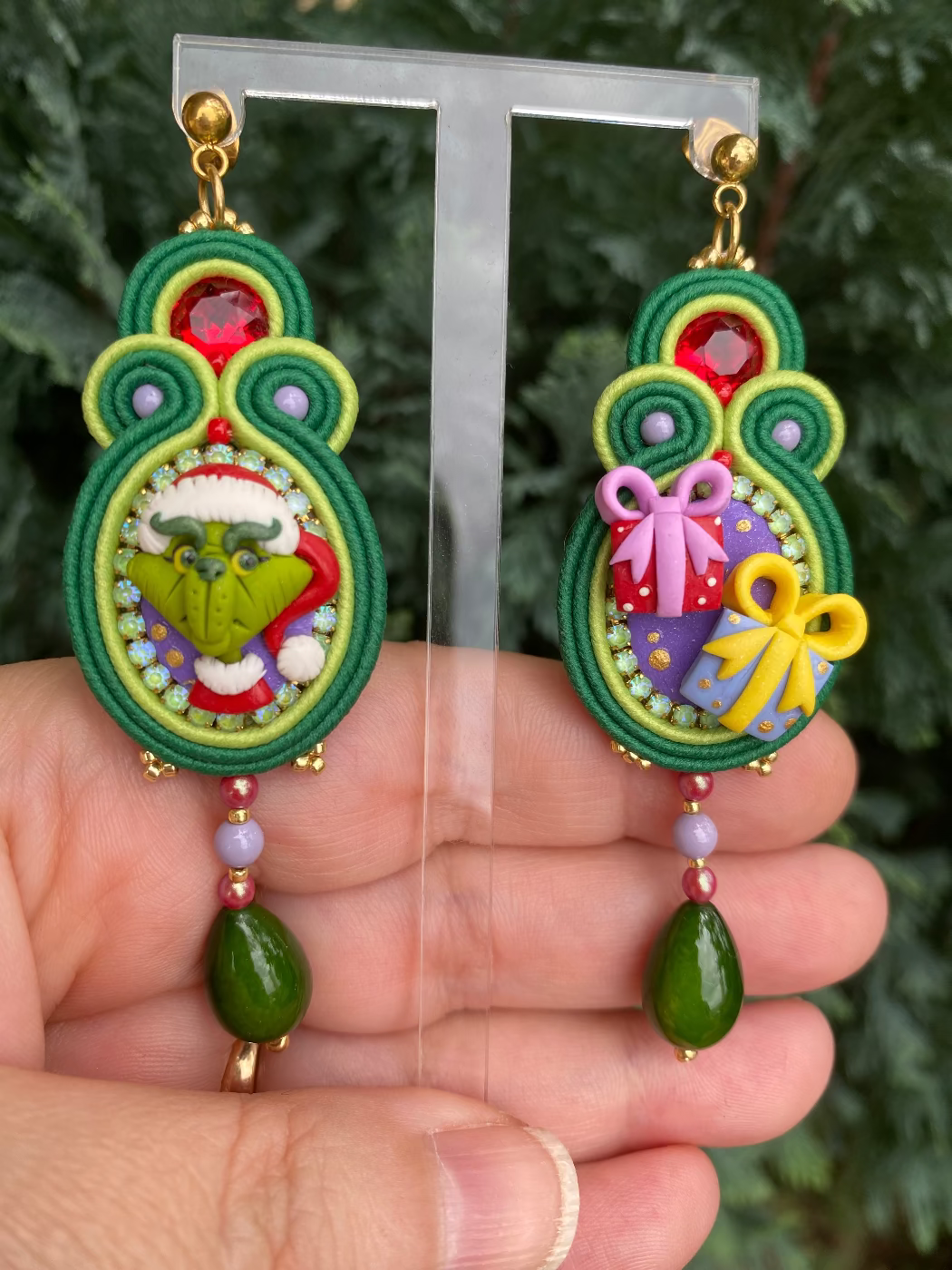 Orecchini medi Grinch e pacchetti versione verde