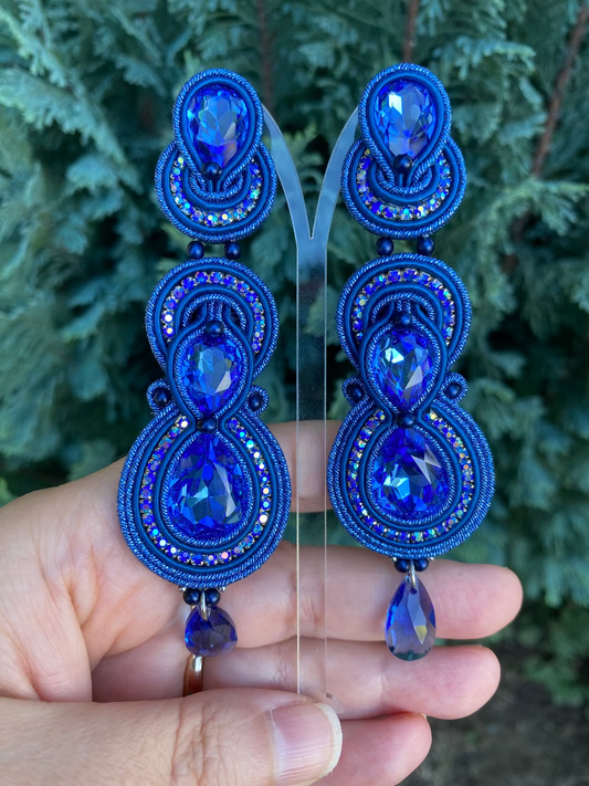 Orecchini lunghi con cristalli blu