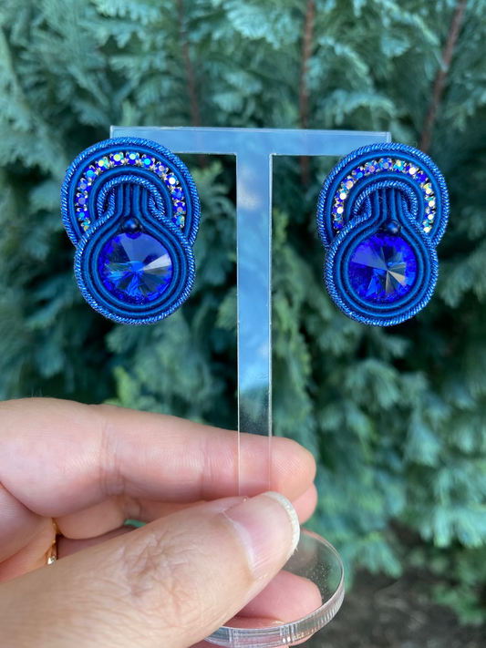 Orecchini bottone con archetto blu