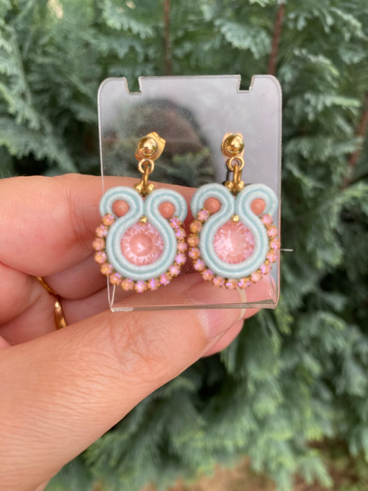 Orecchini mini con Cristallini Swarovski in verde acqua e pesca dettagli oro