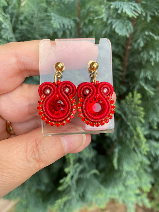 Orecchini mini con Cristallini Swarovski in rosso dettagli oro