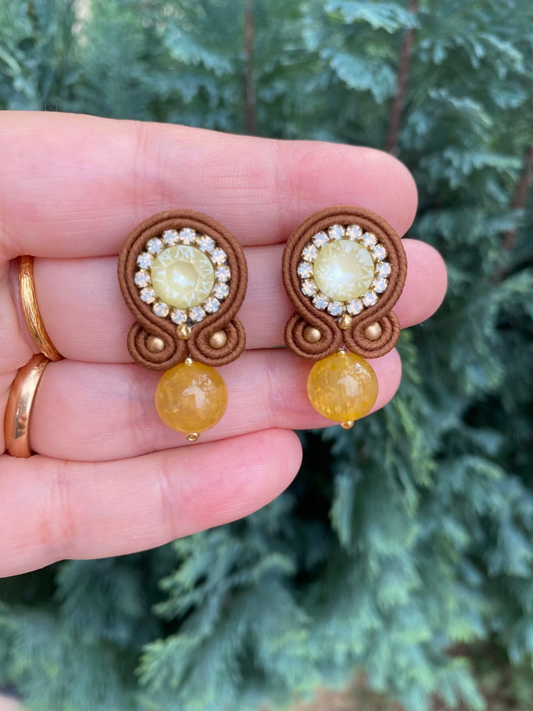 Orecchini mini con Cristallini Swarovski e pietra dura nocciola e giallo tenue