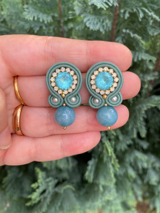 Orecchini mini con Cristallini Swarovski e pietra dura salvia e azzurro