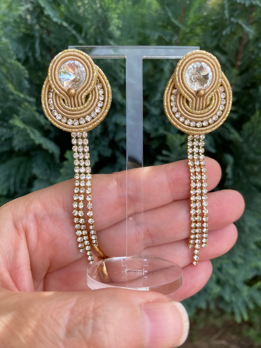 Orecchini a bottone con catene strass pendenti