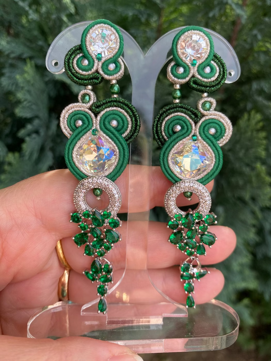 Orecchini lunghi con zirconi verdi e silver